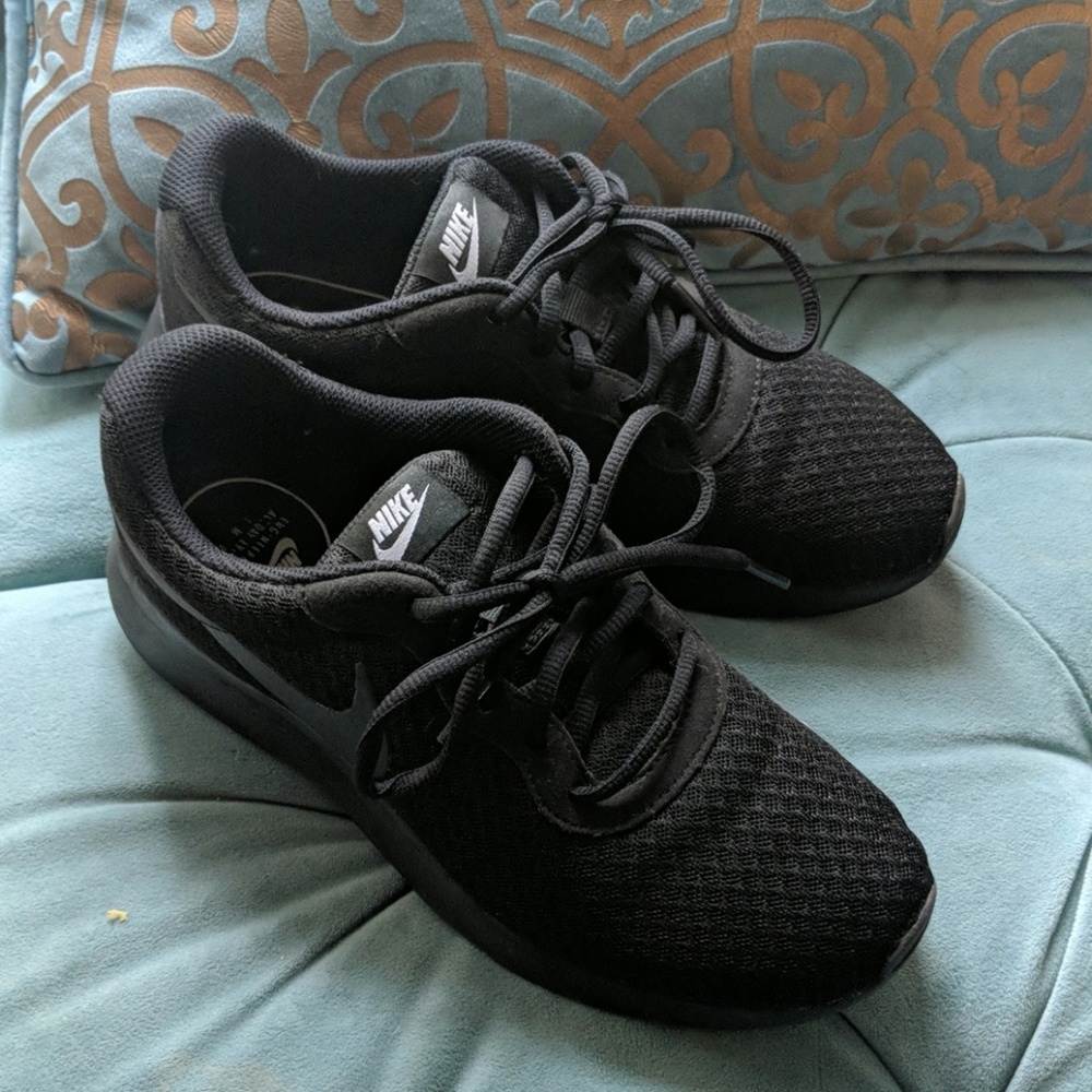 Womens black nikes, tanjun